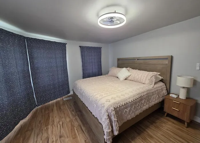 Holiday home 2 Bedroom With King Suite, Large Space, Pet Friendly, Steps From Downtown Jolie