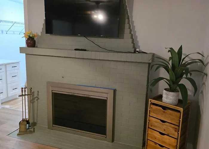 2 Bedroom With King Suite, Large Space, Pet Friendly, Steps From Downtown Jolie *