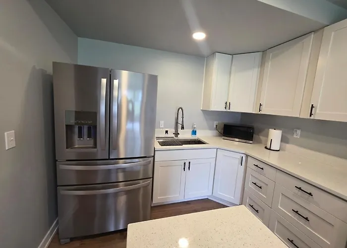 2 Bedroom With King Suite, Large Space, Pet Friendly, Steps From Downtown Jolie Holiday home *