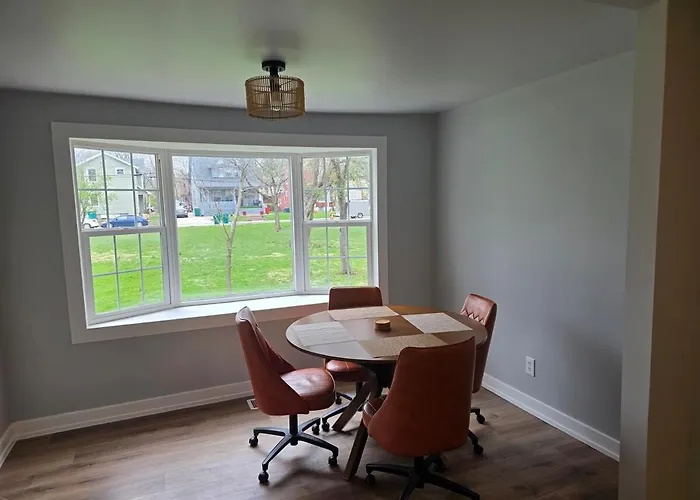 2 Bedroom With King Suite, Large Space, Pet Friendly, Steps From Downtown Jolie Holiday home *