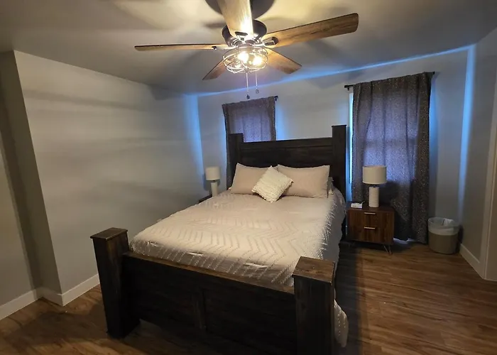 2 Bedroom With King Suite, Large Space, Pet Friendly, Steps From Downtown Jolie Holiday home Joliet