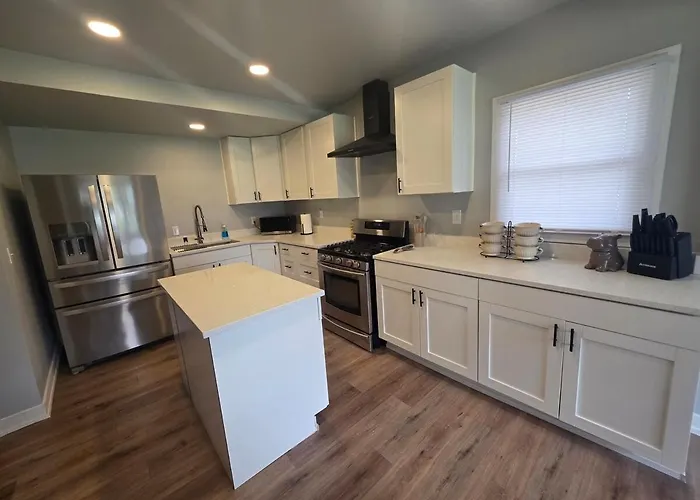 2 Bedroom With King Suite, Large Space, Pet Friendly, Steps From Downtown Jolie Joliet