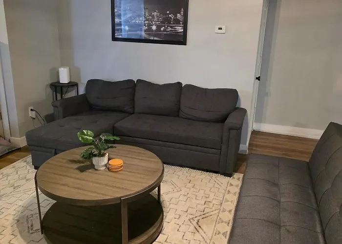 2 Bedroom With King Suite, Large Space, Pet Friendly, Steps From Downtown Jolie Holiday home Joliet
