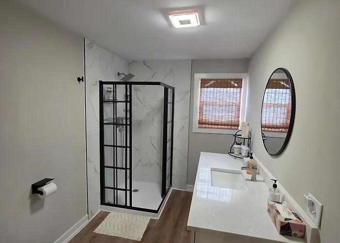 2 Bedroom With King Suite, Large Space, Pet Friendly, Steps From Downtown Jolie * Joliet
