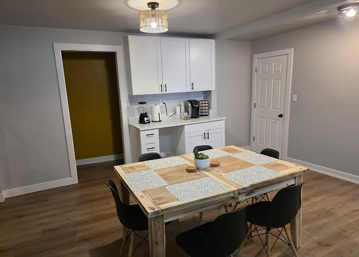 2 Bedroom With King Suite, Large Space, Pet Friendly, Steps From Downtown Jolie