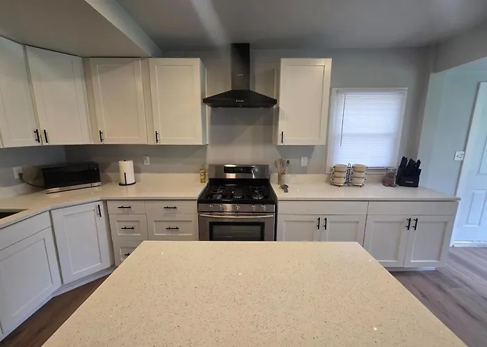 Holiday home 2 Bedroom With King Suite, Large Space, Pet Friendly, Steps From Downtown Jolie *