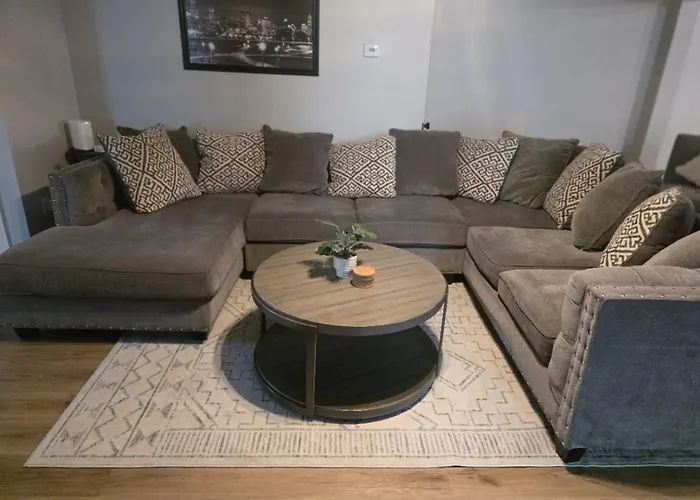 2 Bedroom With King Suite, Large Space, Pet Friendly, Steps From Downtown Jolie