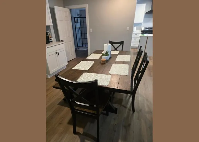 2 Bedroom With King Suite, Large Space, Pet Friendly, Steps From Downtown Jolie Ferienhaus