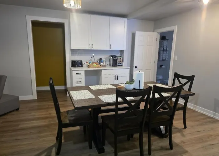 2 Bedroom With King Suite, Large Space, Pet Friendly, Steps From Downtown Jolie Ferienhaus *