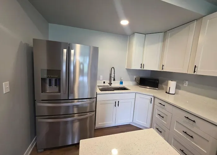 2 Bedroom With King Suite, Large Space, Pet Friendly, Steps From Downtown Jolie *