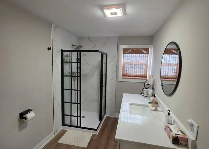 2 Bedroom With King Suite, Large Space, Pet Friendly, Steps From Downtown Jolie Ferienhaus *
