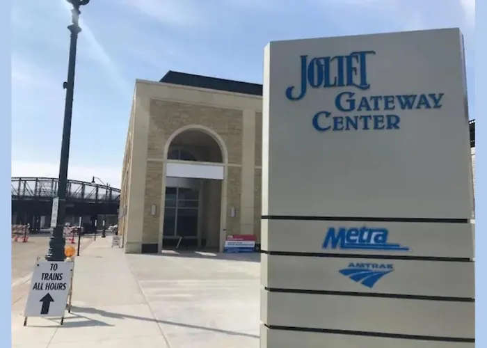 2 Bedroom With King Suite, Large Space, Pet Friendly, Steps From Downtown Jolie Сasa de vacaciones Joliet